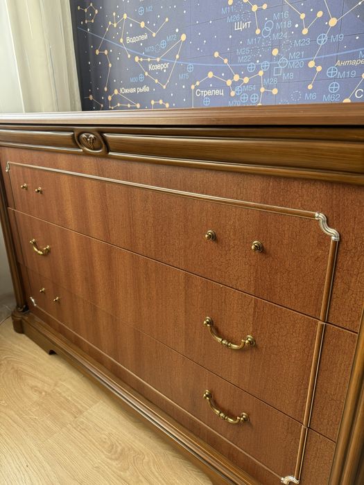 Деревянный комод