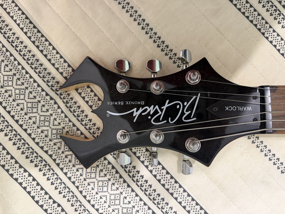 B.C. Rich Bronze Series Warlock (24 прагчета)