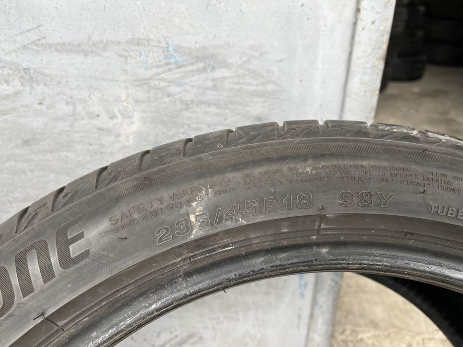 2 бр. летни гуми 235/45/18 Bridgestone DOT 1020 5 mm