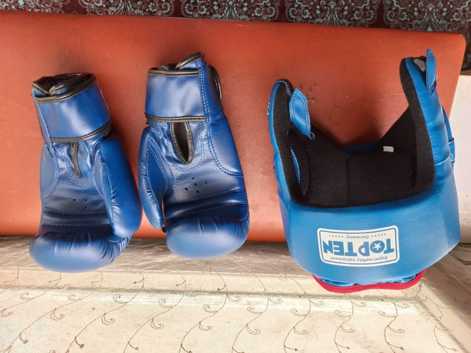 Боксерские шлем и перчатка