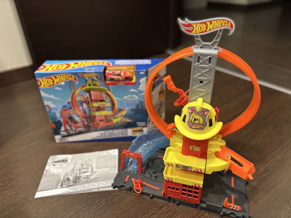 Vând set Hot Wheels City - Superloop Fire Station