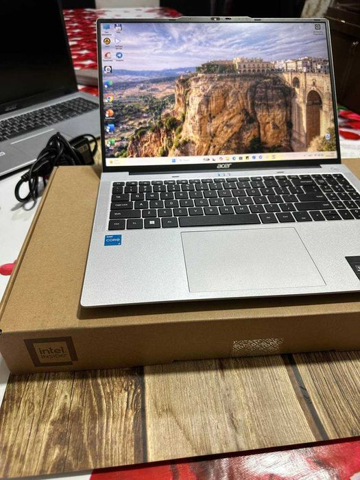 Noutbook sotiladi acer aspire core i3