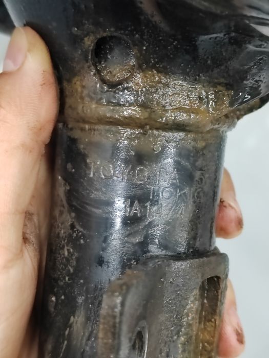 Продам оригинал передние амортизаторы камри 55