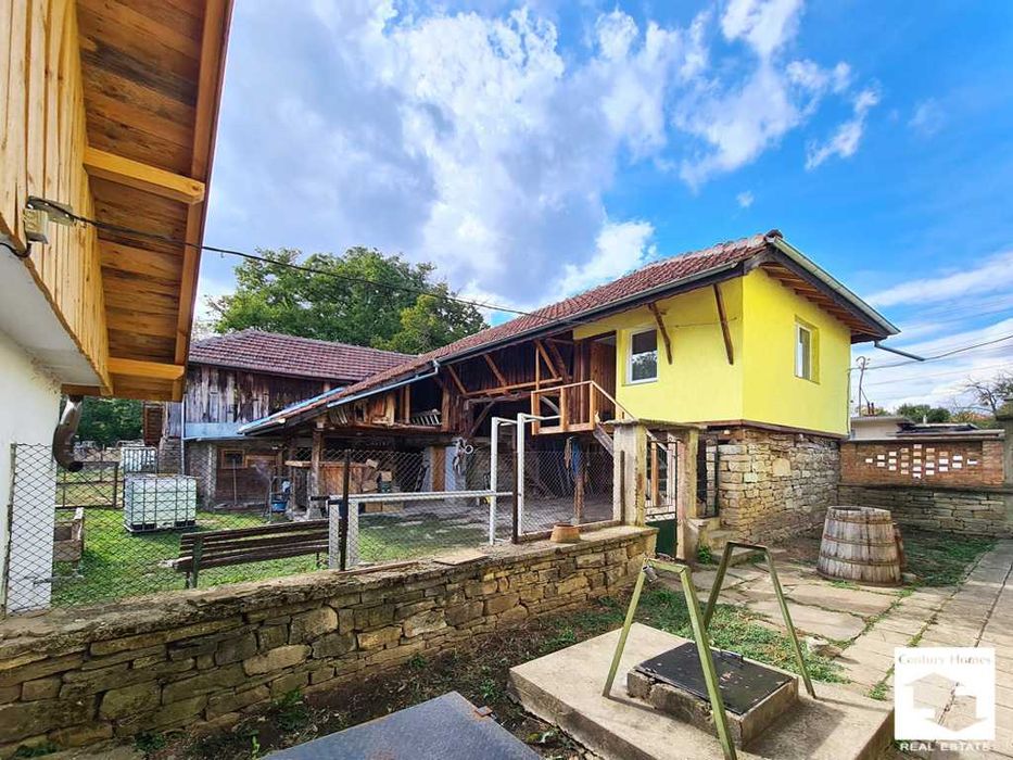 175101 Масивна къща с голям двор и кладенец  в село Петко Славейков