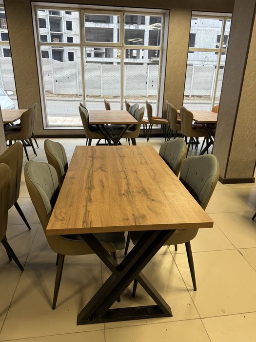 Стол и стулья для кафе