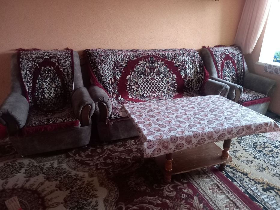 Divan va stol sotiladi