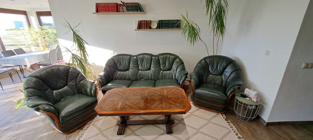 Canapea piele cu doua fotolii piele si masa lemn masiv