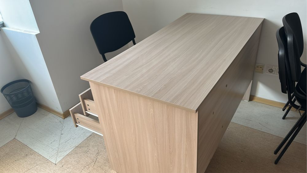 Продам офисные столы и стулья