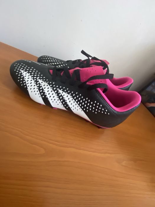Vând pereche de ghete de fotbal adidas predator