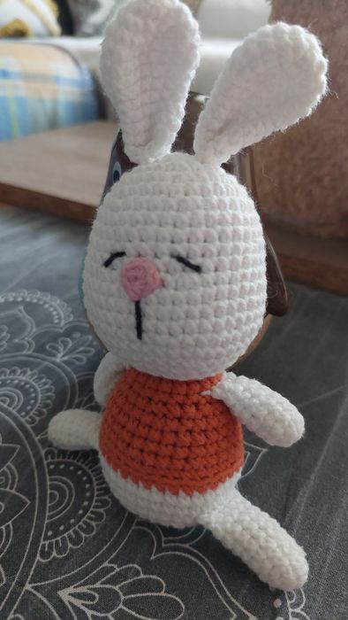 Две ръчно плетени играчки