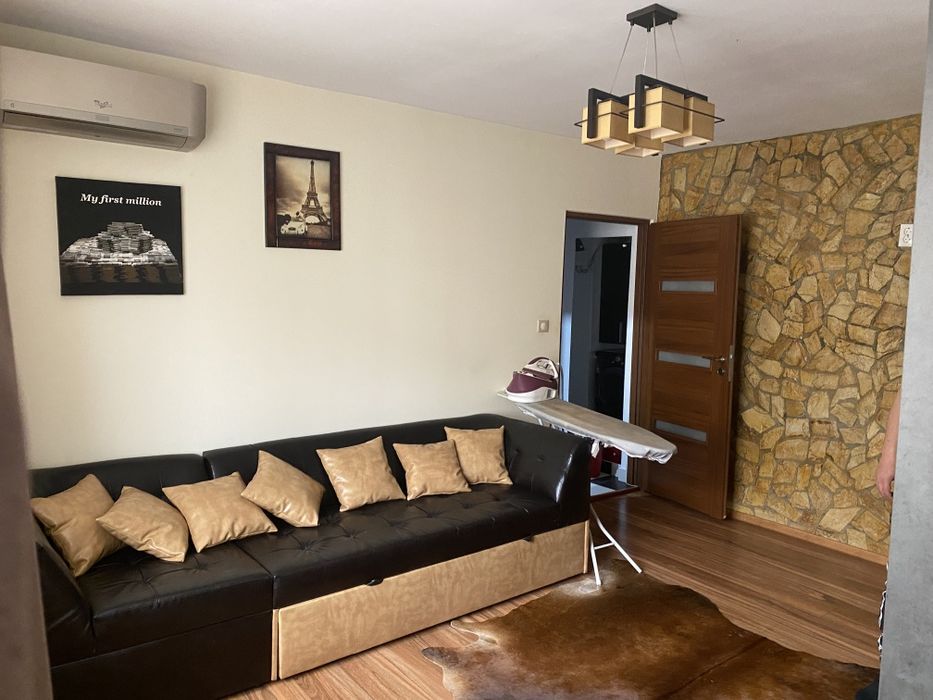 Se închiriază apartament 3 camere, zona PECO, loc de parcare inclus