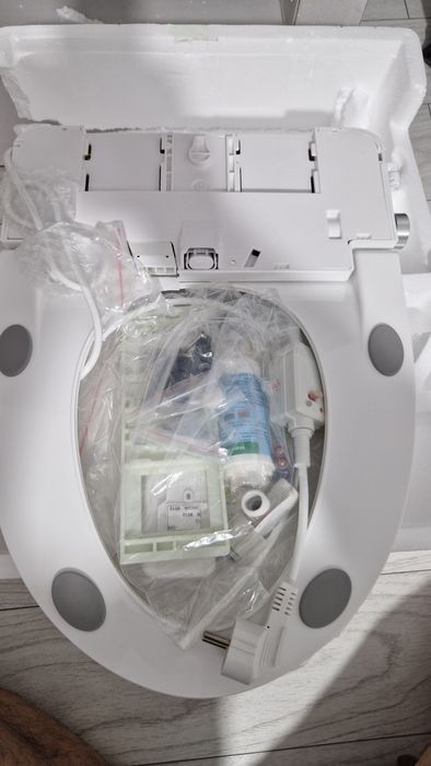 Capac wc inteligent cu bideu si telecomandă.