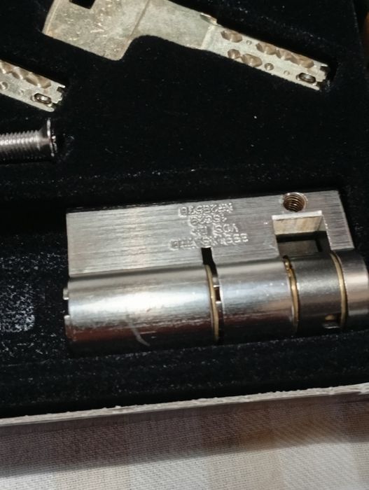 Set de 2 buc butuc de yală cu 3 chei marca Dom ix original