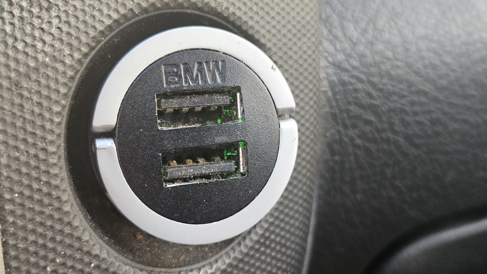 Зарядно с 2 USB за автомобил