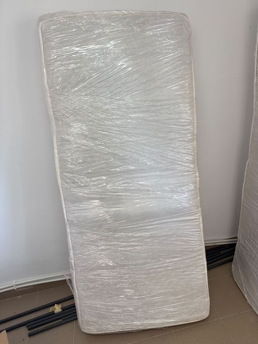 Vand 2 saltele de 90 cm pe 200 cm cu 22 cm inaltime