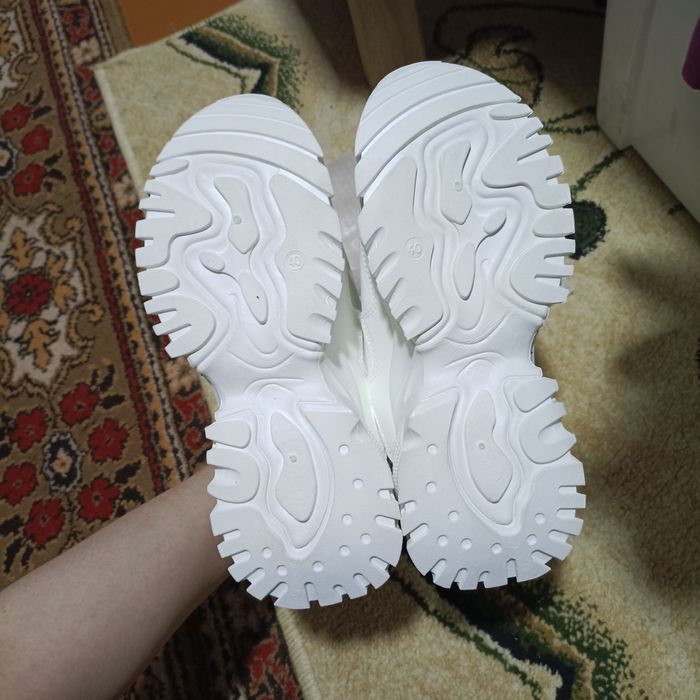 Кроссовка белого цвета