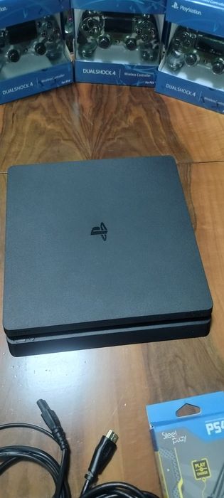 Продавам PS4 Slim комплект