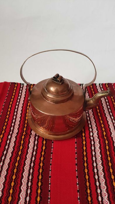 Стар меден чайник с подвижна дръжка и капаче на чучура