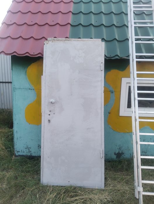 Продам металлическую дверь с коробом