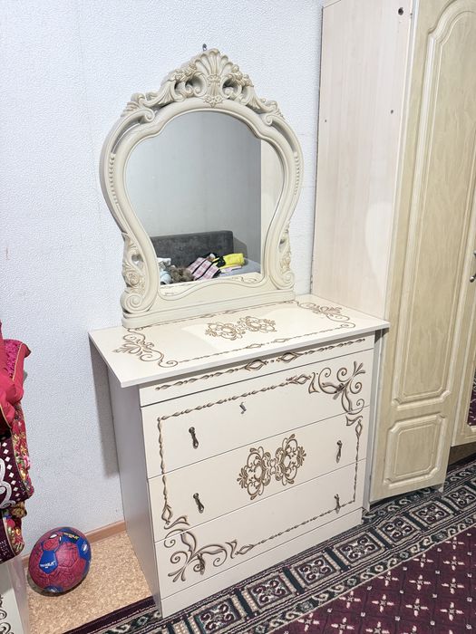Продам комод  с зеркалом