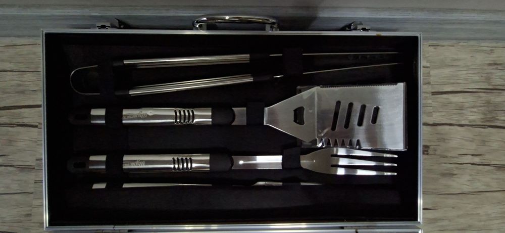 НОВ комплект аксесоари/инструменти за барбекю + подарък