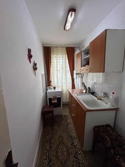 Apartament cu 2 camere nedecomandat,zona micro 11.Pret 35.000 euro. Detalii la tel. 0730745723