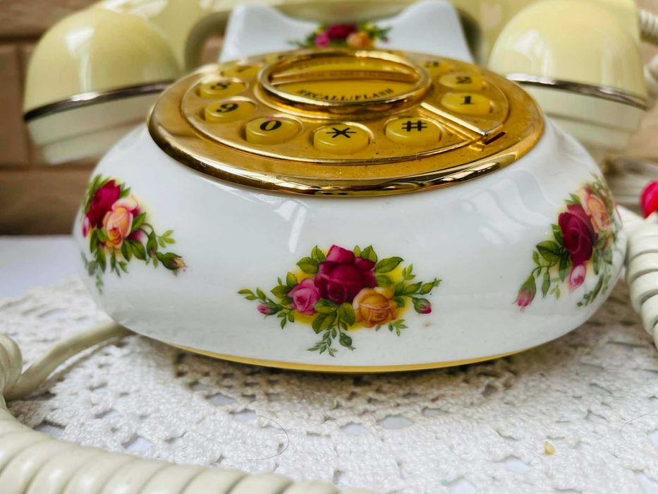 ROYAL ALBERT красив телефон от костен порцелан от Англия