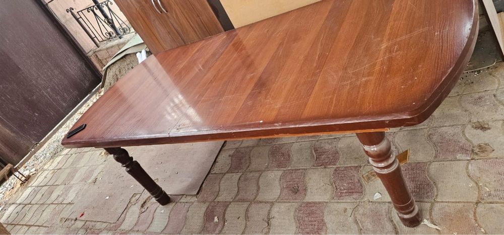 Стол для гостинной ,кухонный