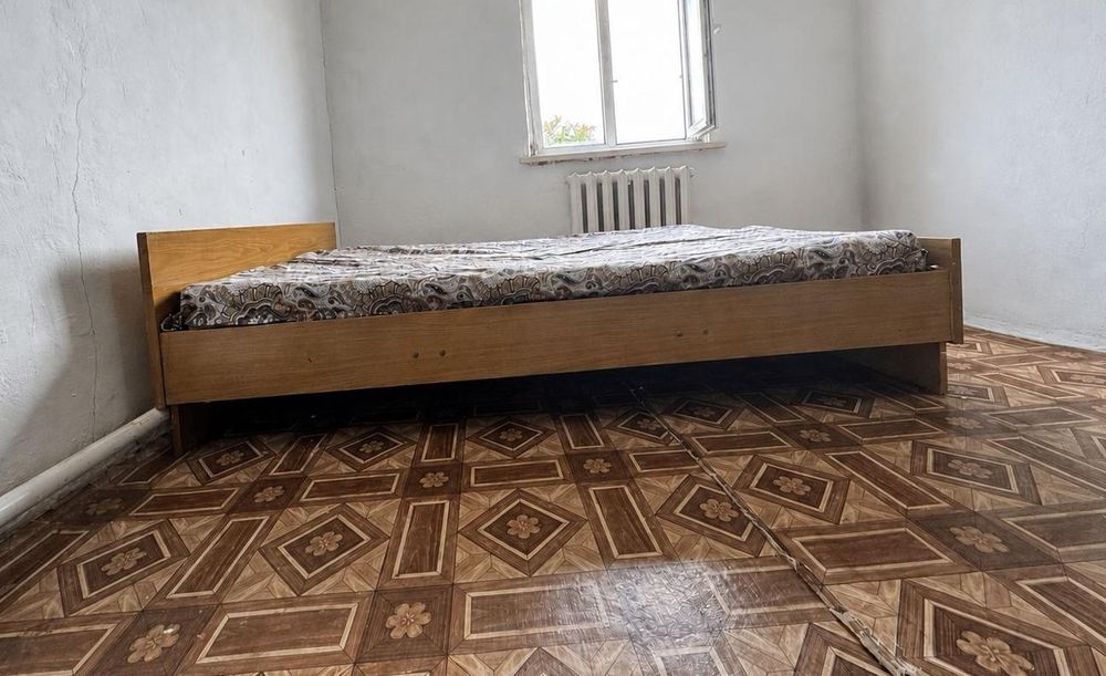 Продаётся двуспальная кровать с матрасом