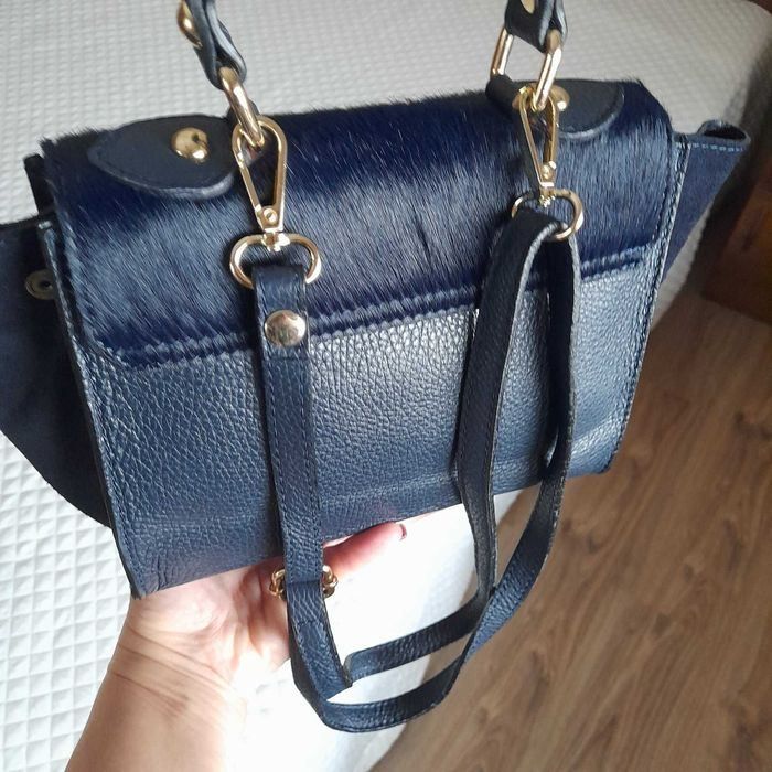 Тъмно синя чанта с капак от естествен косъм