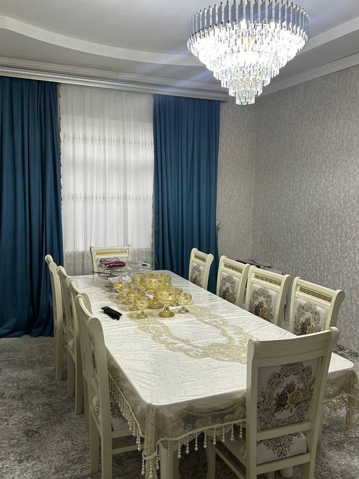 Стол стул скромный классик