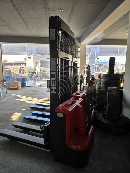 Штаблёр электрический самоходный