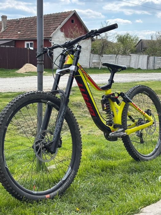 Bicicletă full suspension Giant