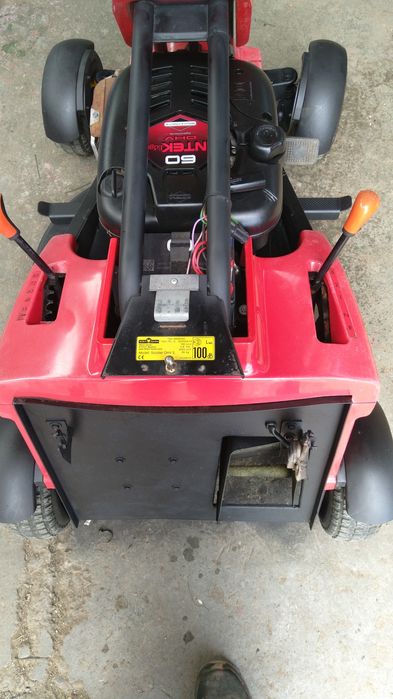 Mașină de tuns iarba