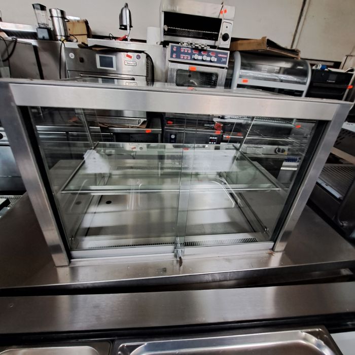 Студена витрина с таблен път