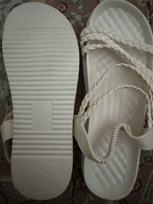 Новые босоножки 38-39 размера мягкие,удобные привезенные с Вьетнама