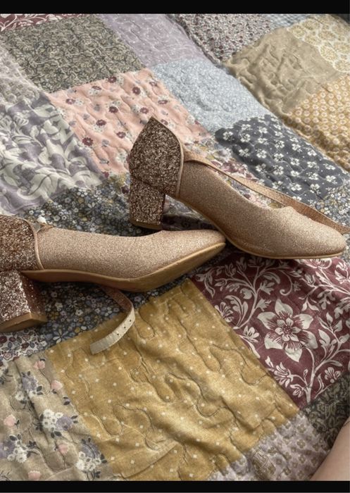 Vând pantofi cu toc pentru fetițe