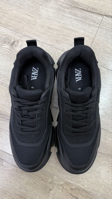 Черные кроссовки ZARA