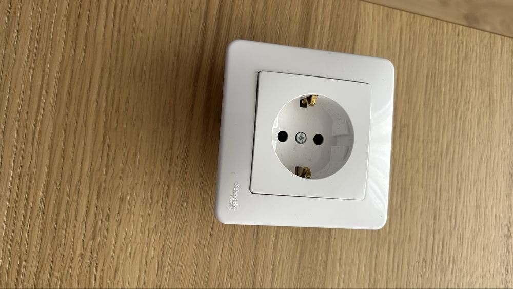 Priza Schneider noua