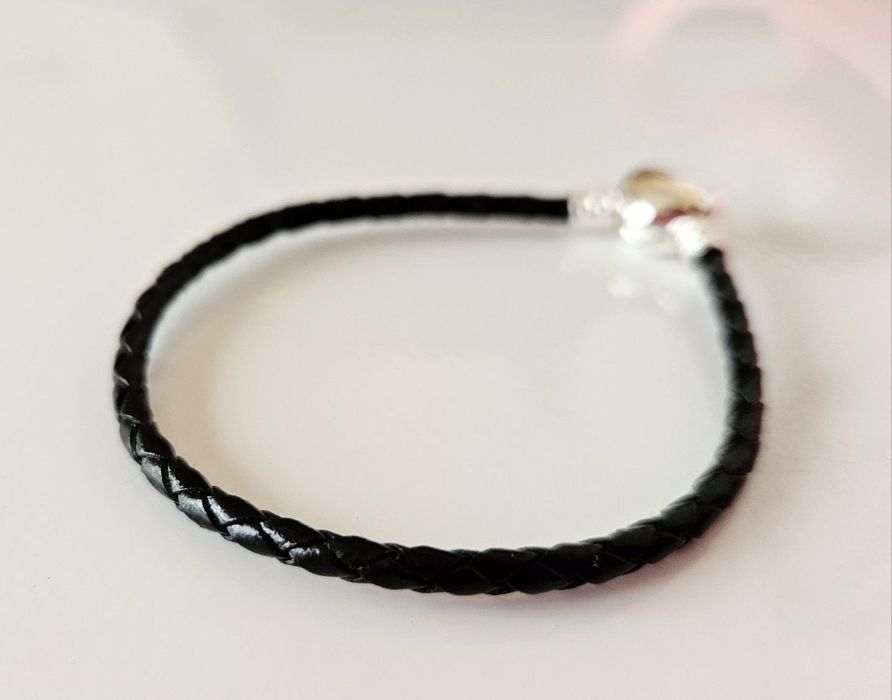 Кожена гривна със сребърно сърце