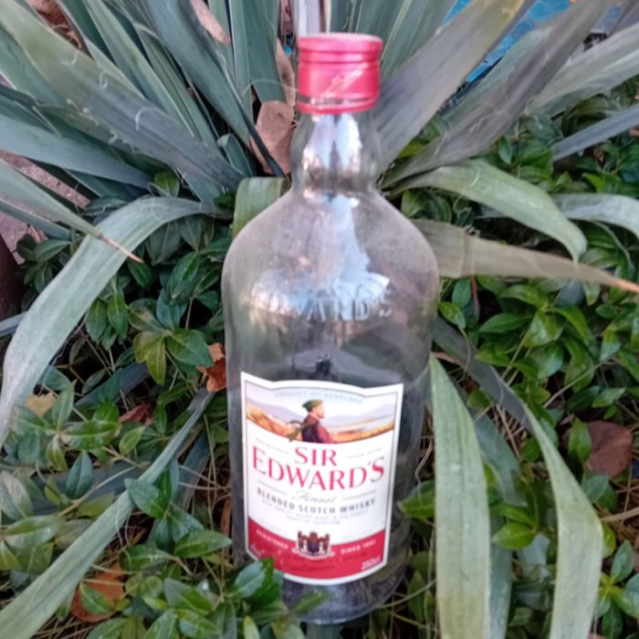 Стъклени бутилки (шишета) от уиски Johnnie Walker 1.75 л.