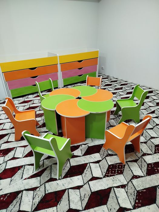 Стол и стул для малышей с ЛДСП