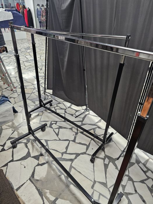 Stender metalic reglabil pe înălțime cu roti