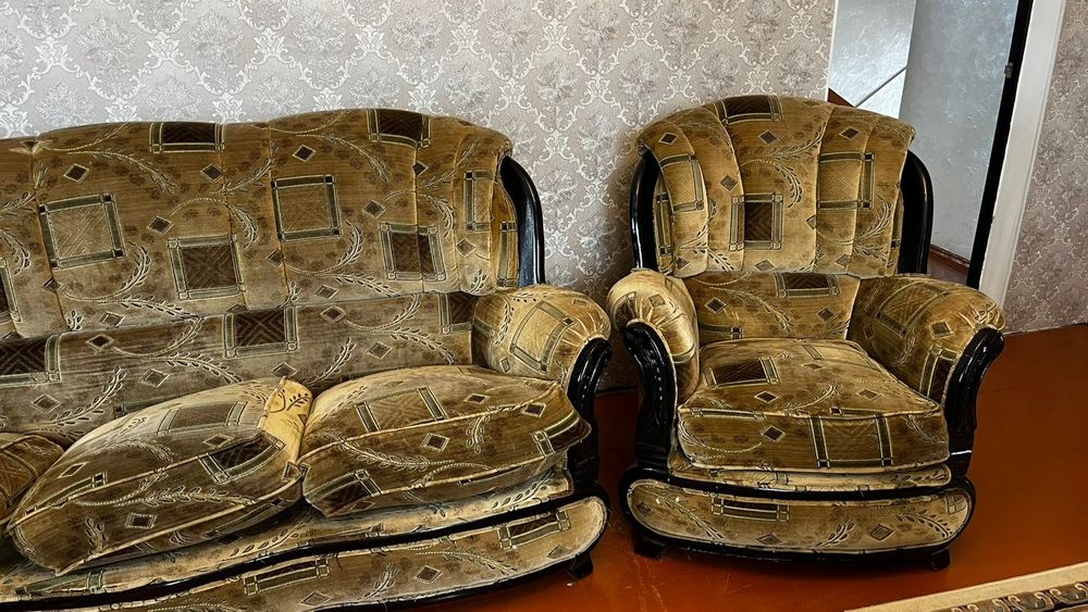 Продам диван и 2 кресла.