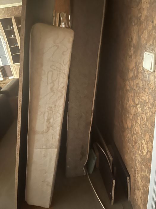 Два броя спалня с матраци разглобени