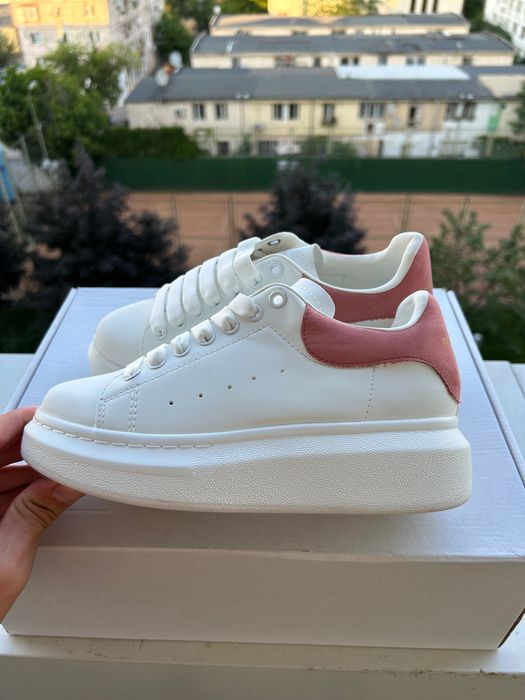 Vând Alexander McQueen
