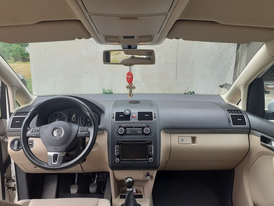 Vând Volkswagen Touran 1.6 TDI, an 2011