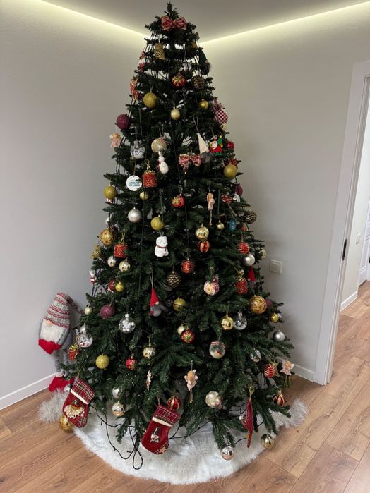 Продам новогоднюю ёлку высотой 2,4 м.