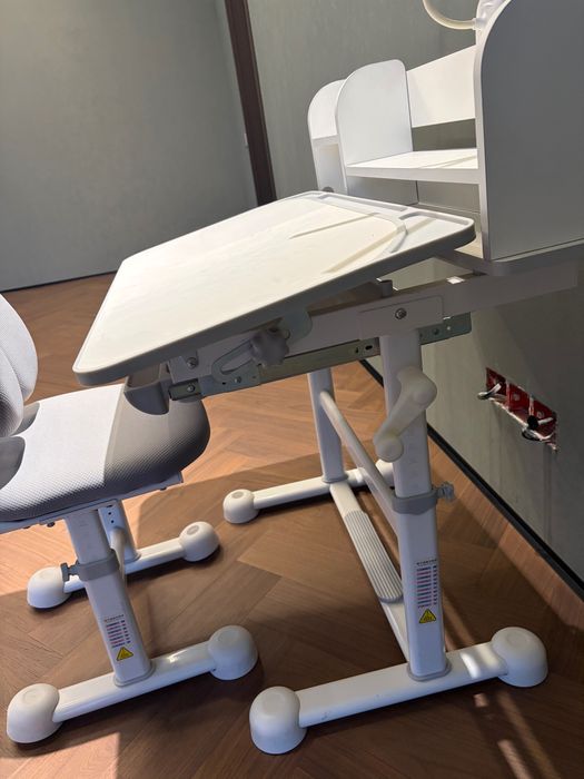 Школьная парта в отличном состоянии