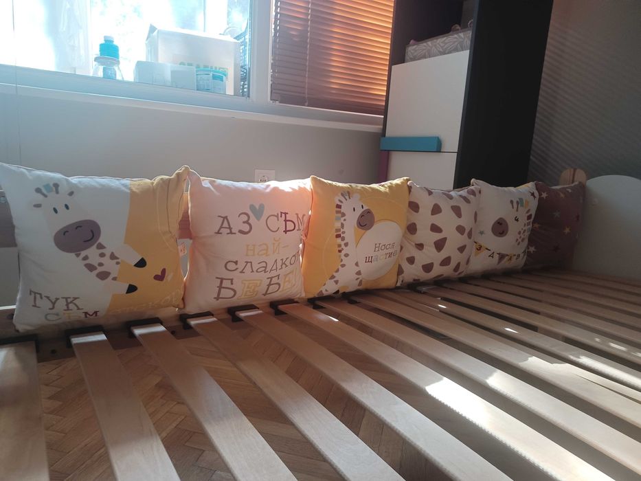 Детско дървено легло 160 × 80 см + матрак + предпазен борд с възглавници + детска възглавница за сън + 2 комплекта детско спално бельо Clasy (Турция).